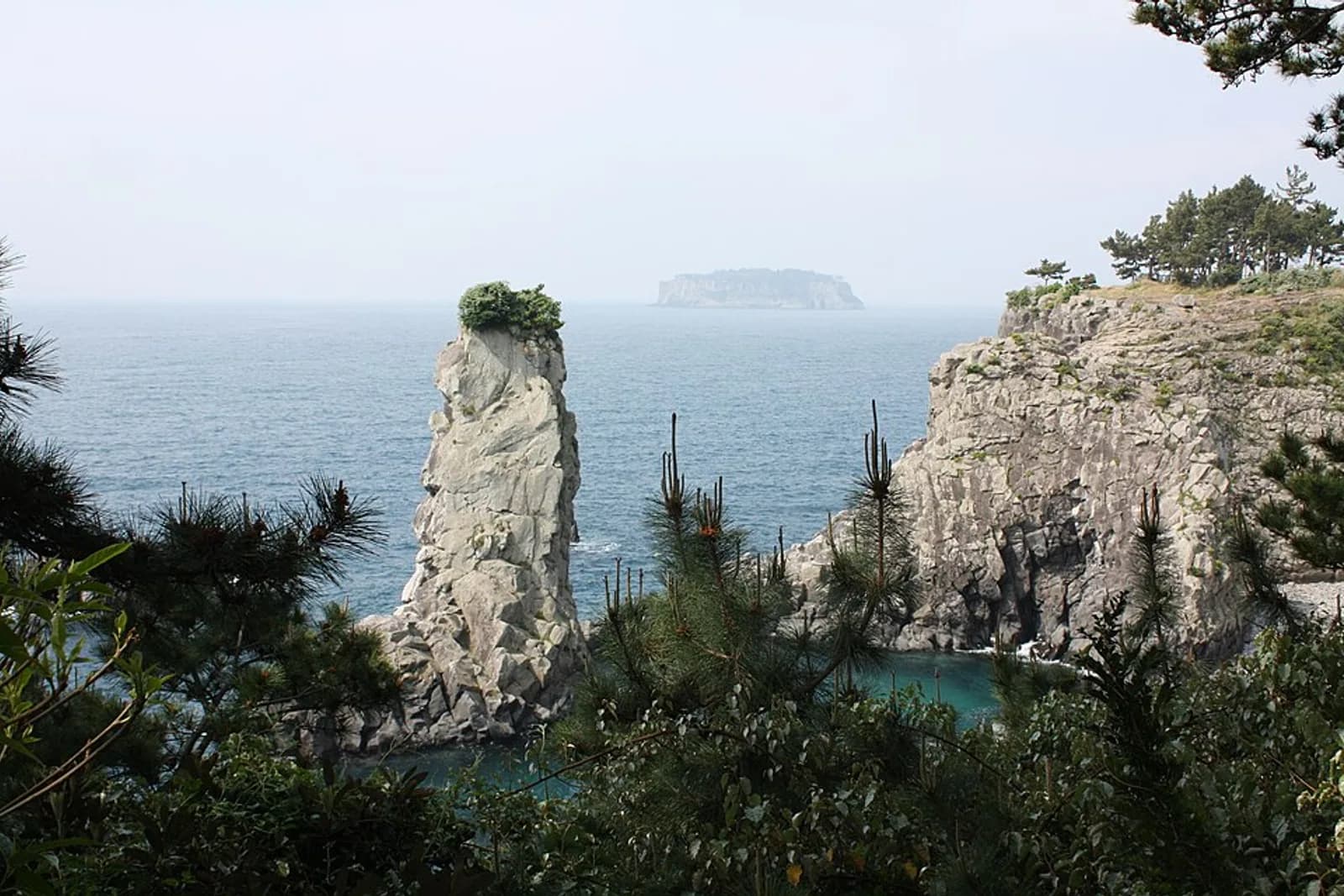This is the picture of Oedolgae Rock in course 7 of Ollegil in Jeju Island.