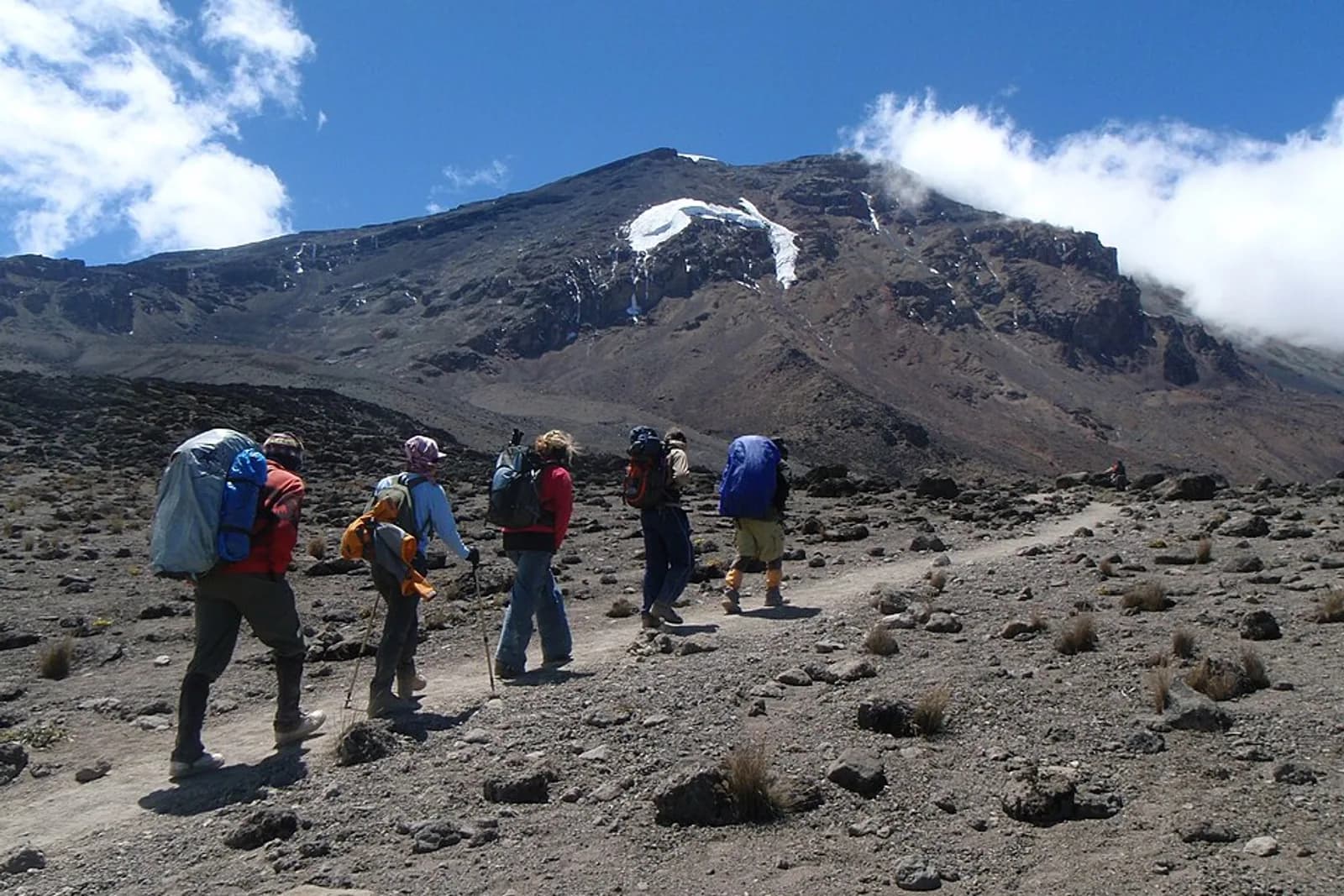 キリマンジャロのラヴァタワー麓へ向かう登山者。高度4,000~4,600m。