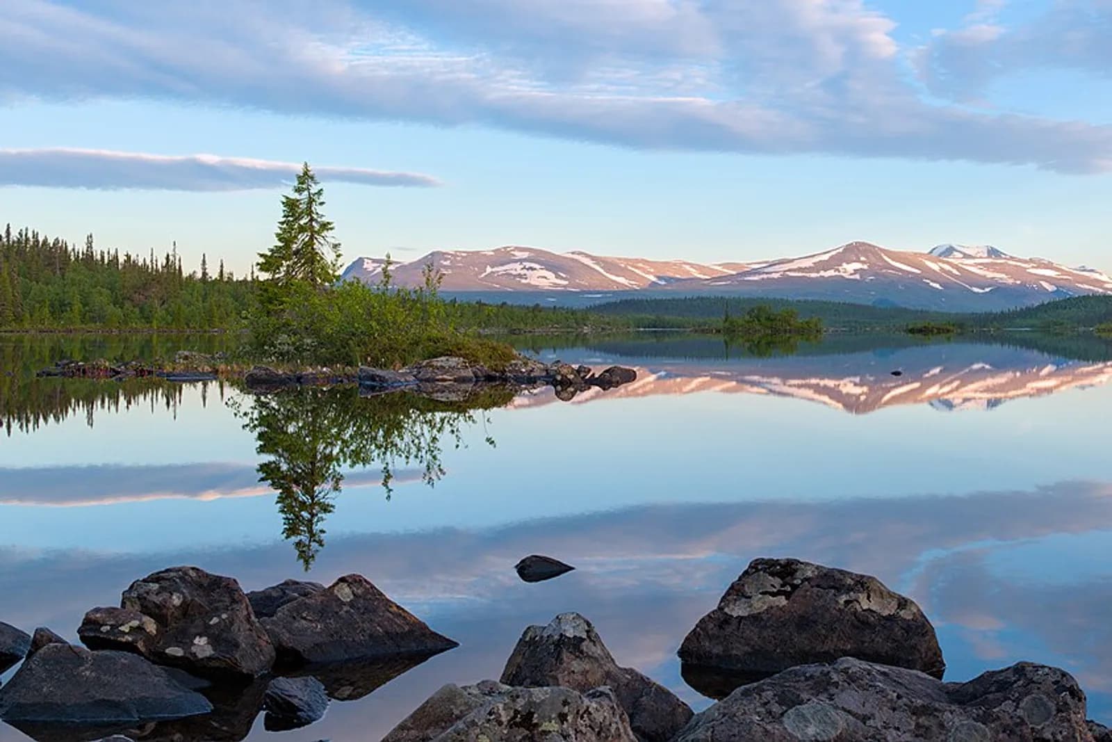 Stuor Dáhtá lake along the Kungsleden trail during golden hour in Kvikkjokk-Kabla fjällurskog