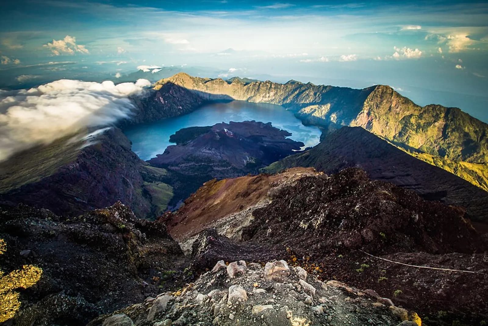 Bentang alam gunung Rinjani dan danau Segara Anak diambil dari puncak tertinggi gunung Rinjani. Gunung Rinjani berada dalam kawasan dilindungi. Kawasan ini dilindungi oleh negara melalui Balai Taman Nasional Gunung Rinjani. Keanekaragaman fauna dan flora yang langka sehingga lokasi ini perlu dijaga. Gunung Rinjani merupakan destinasi favorit bagi penyuka alam liar dan pendakian.
