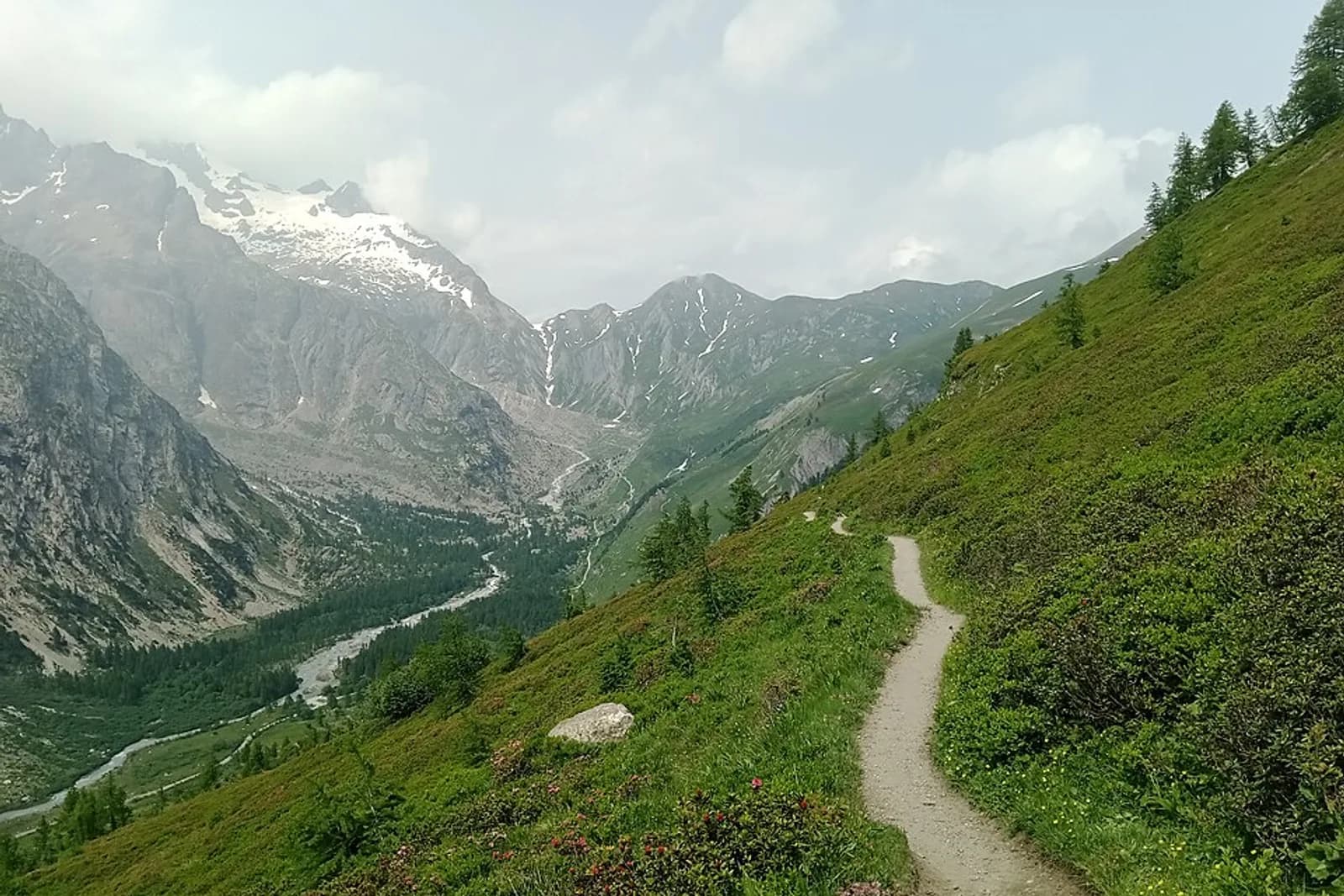 Le sentier du Tour du Mont-Blanc dans le val Ferret, Courmayeur, Vallée d'Aoste, Italie