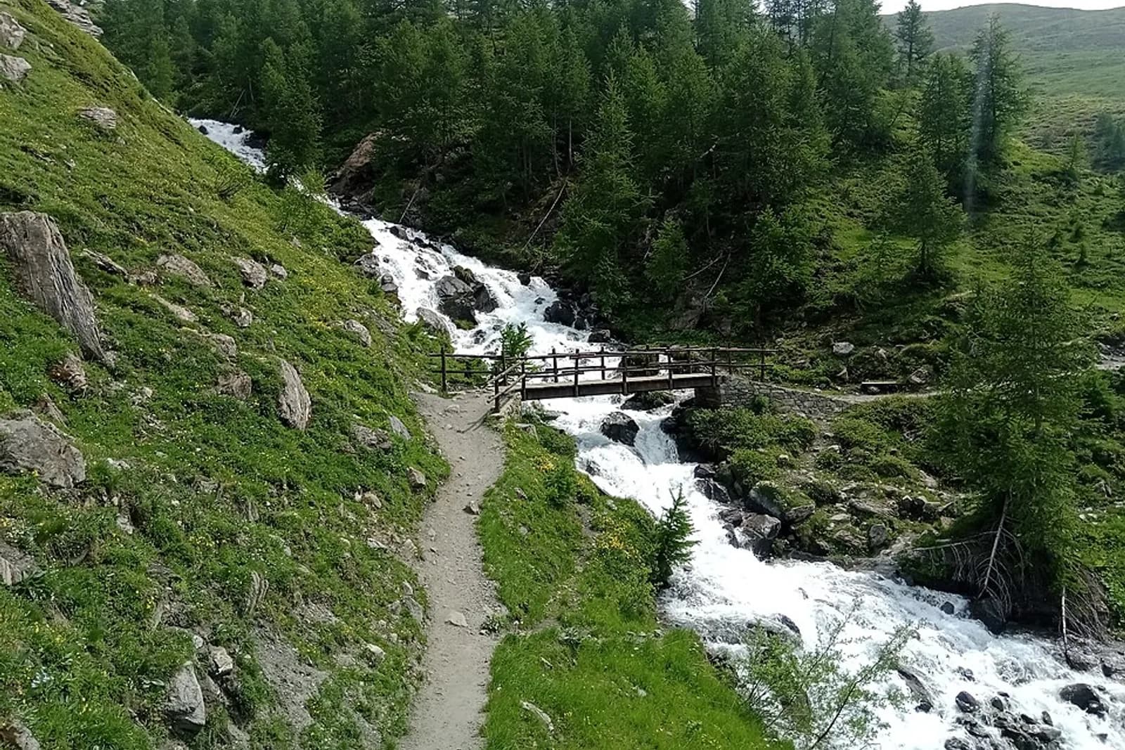 La passerelle du torrent du Col de Malatra à Malatra Dèsot, Courmayeur, Vallée d'Aoste, Italie